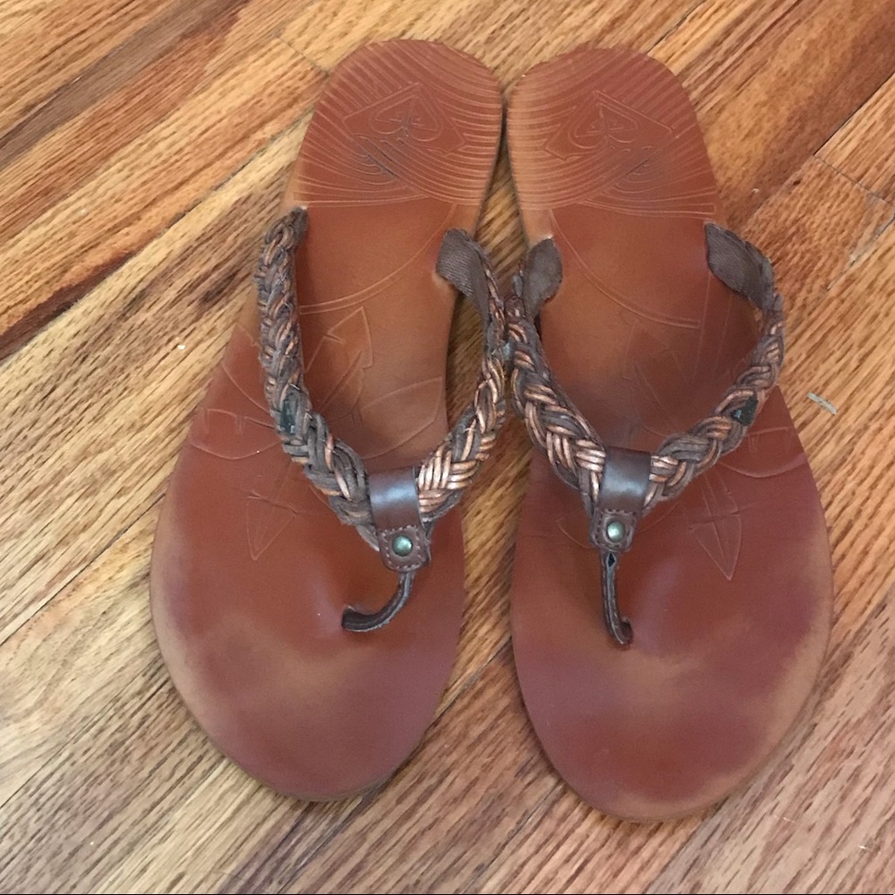 Roxy brown braided flip flops